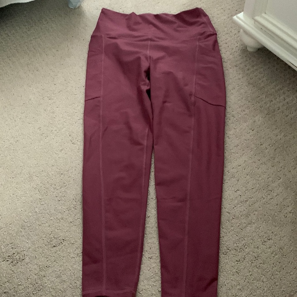 Maroon workout leggings with pockets